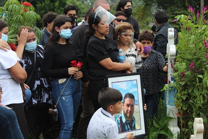 En el sepelio de Eleazar Blandón. En la imagen aparecen varios de sus familia, como su hijo Renato que sostiene una foto de él. La señora de blanco, a la izquierda, es la mamá de Blandón, así como también se observan a dos de sus hermanos. LA PRENSA/ CORTESÍA/ OSWALDO RIVAS