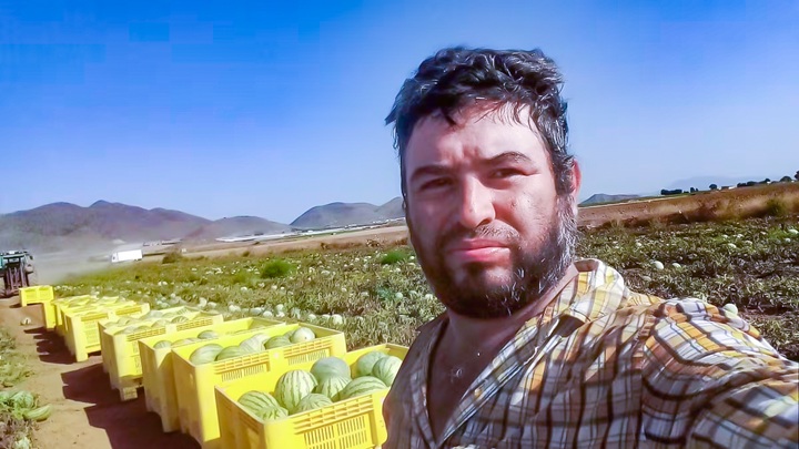 En la plantación de sandías donde Eleazar Blandón sufrió el golpe de calor y con la ropa que vestía al momento de fallecer. LA PRENSA/ CORTESÍA