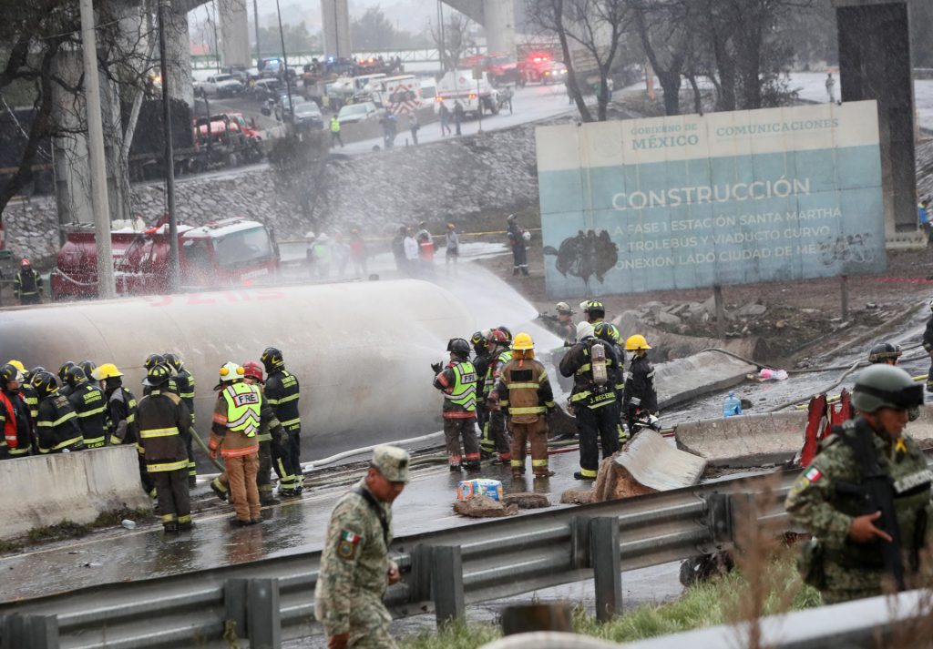 Bomberos en incendio de la explosión en México