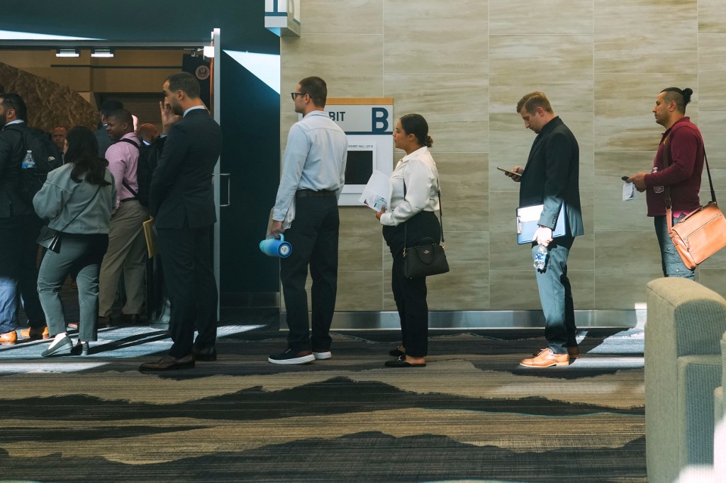 Personas hacen fila en feria de empleo de ICE