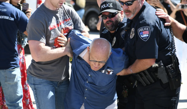 George Zinn, de 71 años, conocido en Utah por su conducta provocadora en actos políticos, fue detenido tras simular ser el autor del tiroteo en el que murió el comentarista Charlie Kirk. Ahora enfrenta cargos de explotación sexual infantil. Foto: ZUMAPRESS