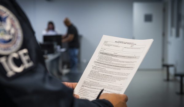 Fotografías de un formulario de retención migratoria tomadas en un centro de detención. Foto: ICE