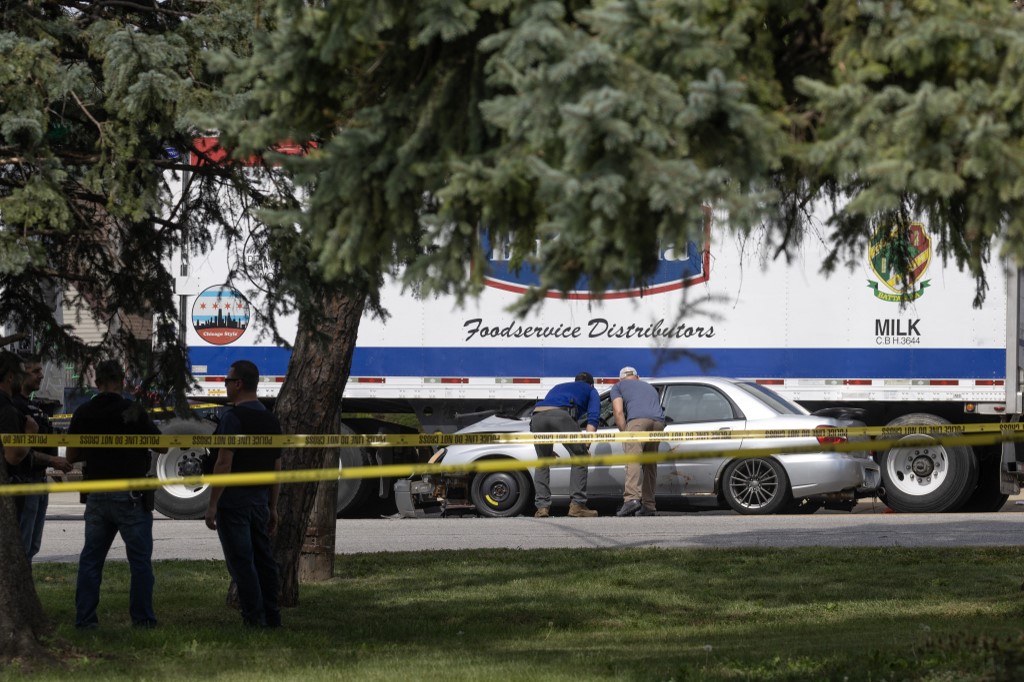 Investigadores recopilan evidencia luego que un agente de ICE asesinara a un inmigrante