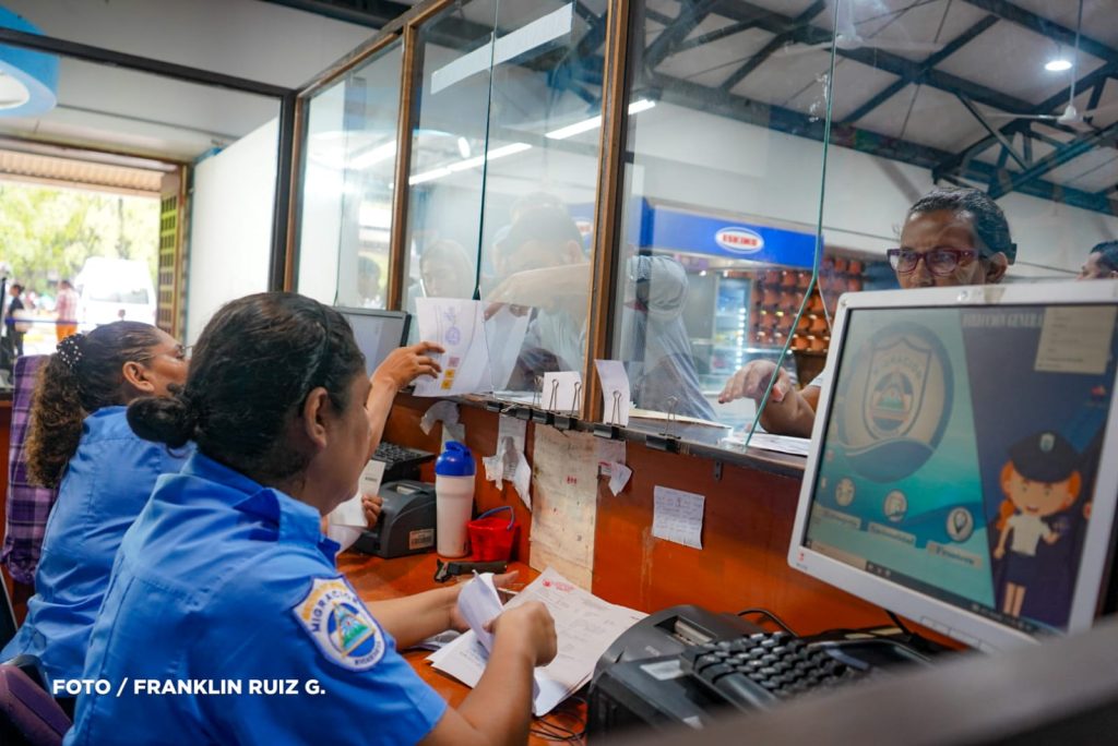 En Migración y Extranjería han convertido el derecho de los nicaragüenses a volver a su país, en un negocio sucio de extorsión y terror. LA PRENSA/19 DIGITAL