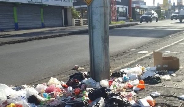 Multan a negocio en Managua por pagar a carretonero para botar basura en sitio ilegal