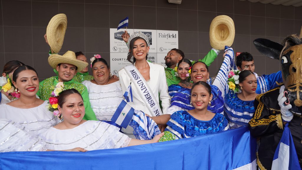Itza Castillo, Miss Universo Nicaragua 2025 posa junto a las bailarinas que la recibieron en Costa Rica. Foto: CORTESÍA