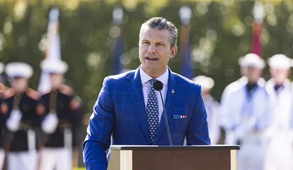 El secretario de Defensa de EE.UU., Pete Hegseth, habla en una ceremonia del Día de Reconocimiento a los Prisioneros de Guerra y Desaparecidos en Acción (POW/MIA) en el Pentágono, en Arlington (Virginia), Estados Unidos, el 19 de septiembre de 2025. EFE/EPA/JIM LO SCALZO