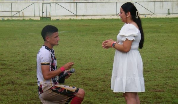 Jugador pide matrimonio durante un partido de futbol en Nicaragua