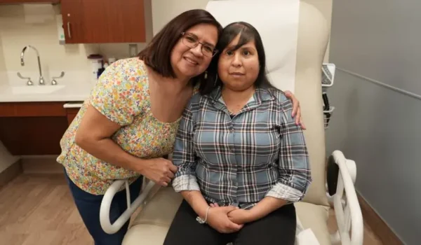 Jessica López, que aparece aquí con su madre, se recuperó más rápido de lo que esperaba su cirujano