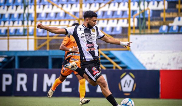 Siete goles en dos juegos: El jugador que dio un salto inesperado al liderato de goleo
