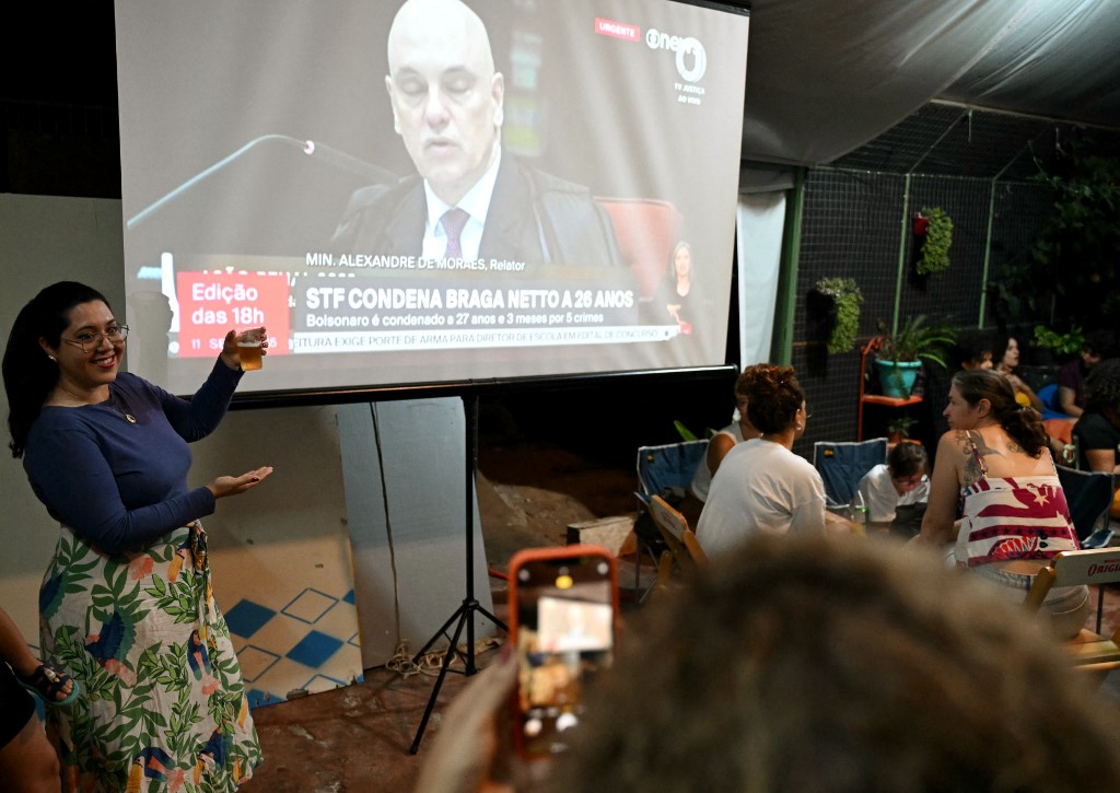 Personas observan la decisión del Tribunal Supremo de Brasil 