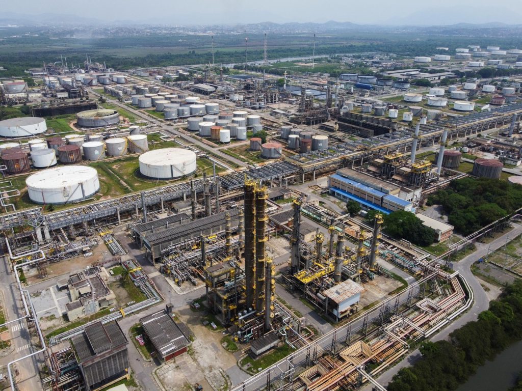 Vista aérea de una refinería de Petrobras