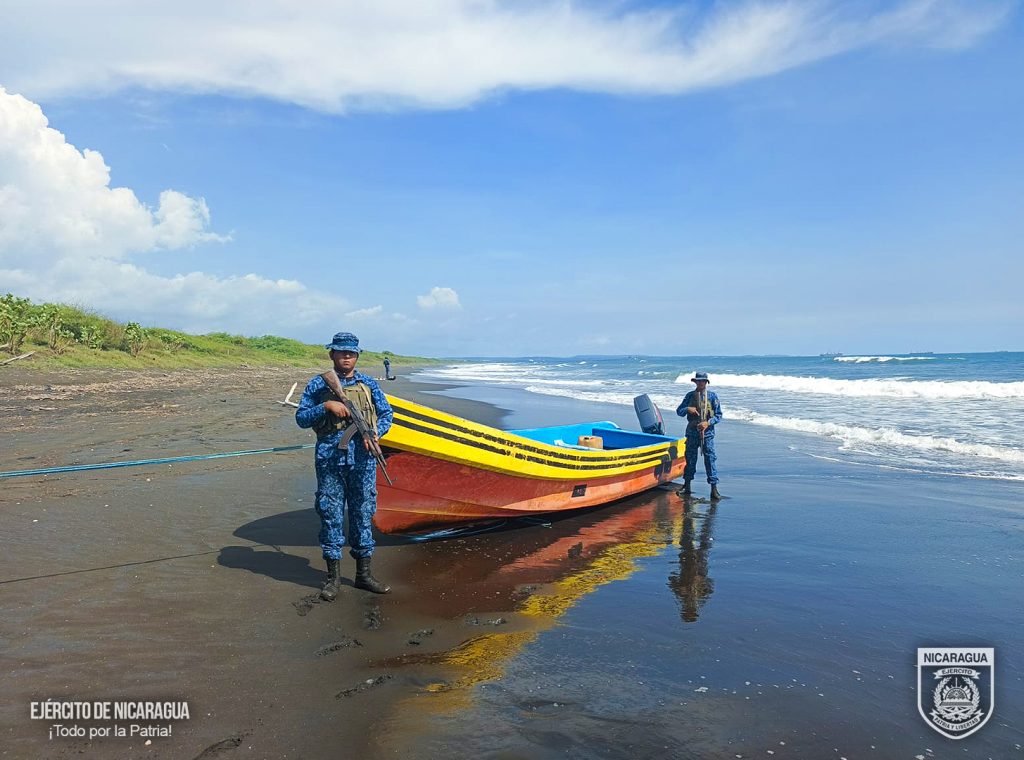 Esta es la lancha en la que se transportaba la droga en León. Foto Ejército de Nicaragua.