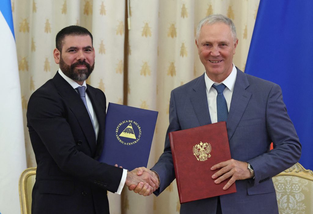 Laureano Ortega Murillo, representante especial del presidente de Nicaragua para la cooperación con Rusia, estrecha la mano de Vladímir Saldo. (Foto: Evgenia Novozhenina / POOL / AFP)
