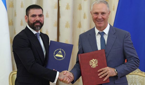 Laureano Ortega Murillo, representante especial del presidente de Nicaragua para la cooperación con Rusia, estrecha la mano de Vladímir Saldo. (Foto: Evgenia Novozhenina / POOL / AFP)