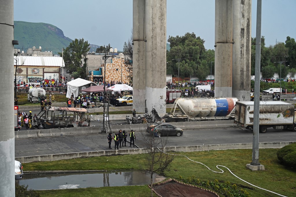Bomberos mexicanos resguardan el lugar donde explotó un camión cisterna