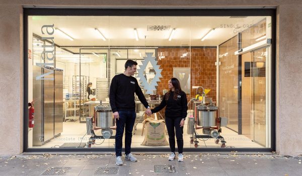 Matrimonio entre una nicaragüense y un mallorquín conquista Europa con Chocolates Maüa