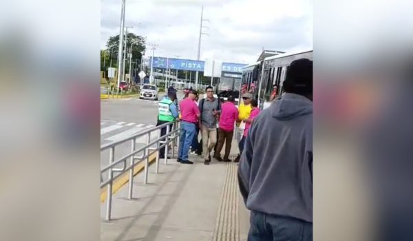 Transportistas acumulan multas por infringir señalización del tramo uno de la Pista Héroes de la Insurrección