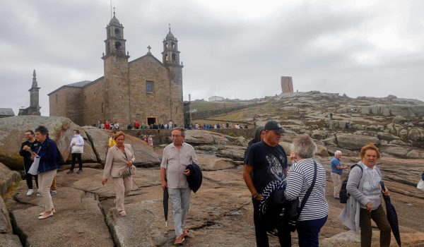 Muxía, la zona cero del ‘Prestige’, vuelve al foco internacional por sus populares piedras