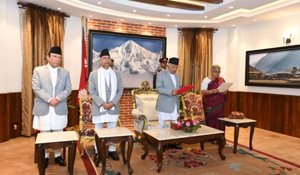 La ex presidenta del Tribunal Supremo Sushila Karki jura este viernes como primera ministra interina de Nepal, convirtiéndose en la primera mujer en ocupar el cargo en la historia del país.-EFE/ Oficina de la Presidencia de Nepal