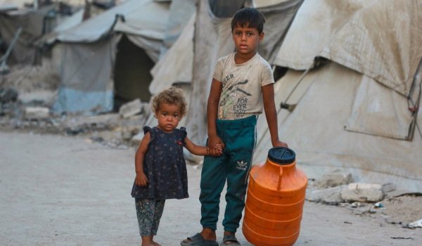 Niños palestinos cerca de tiendas de campaña para desplazados en la ciudad de Gaza el 29 de agosto de 2025. Foto de Bashar TALEB / AFP