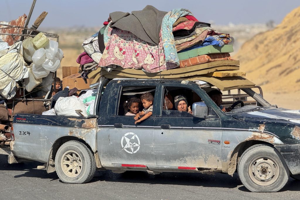 Palestinos huyen de ciudad de Gaza