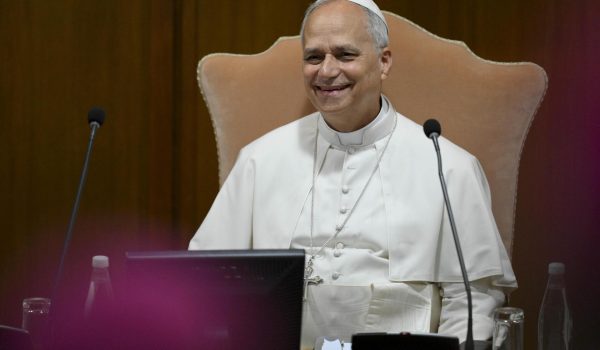 Papa León XIV durante un encuentro con los nuevos obispos ordenados este año. EFE/EPA/VATICAN MEDIA