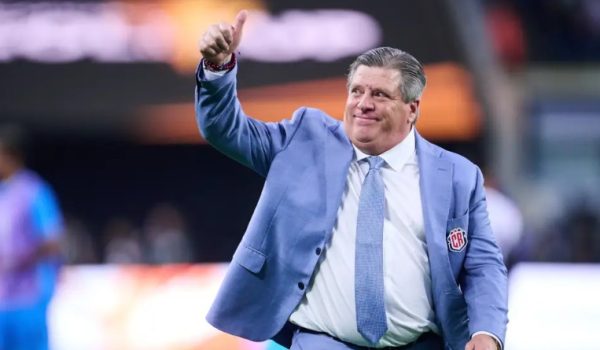 El «Piojo» Herrera se burla de las condiciones de la cancha sintética de Nicaragua