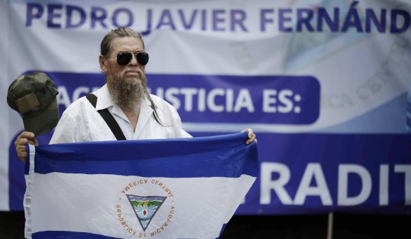 Un hombre sostiene una bandera de Nicaragua en un plantón este 30 de septiembre de 2025, frente a los tribunales de justicia en San José (Costa Rica). EFE/ Jeffrey Arguedas