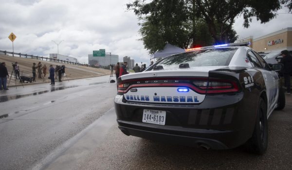 Un vehículo de la Policía de Dallas estacionado afuera de una conferencia de prensa tras un tiroteo en la oficina local del Servicio de Inmigración y Control de Aduanas (ICE). EFE/DANIEL MCGREGOR HUYER