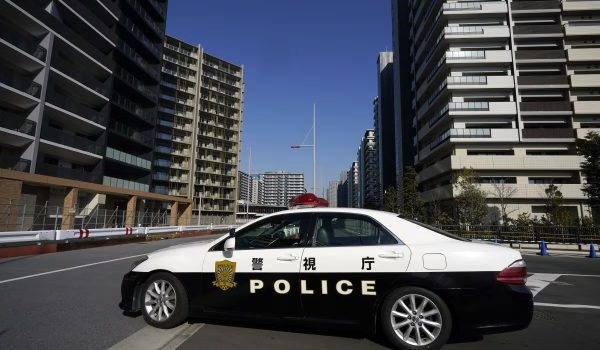 ARCHIVO/ Policía de Japón patrullando su capital. Foto: (EFE).