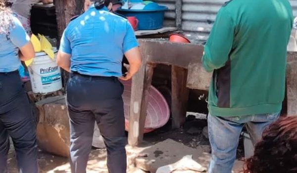 Feto es encontrado entre una alcantarilla en Mateare