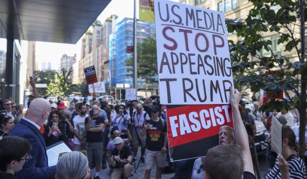 Protestan en Hollywood por la libertad de expresión tras retiro del show de Jimmy Kimmel