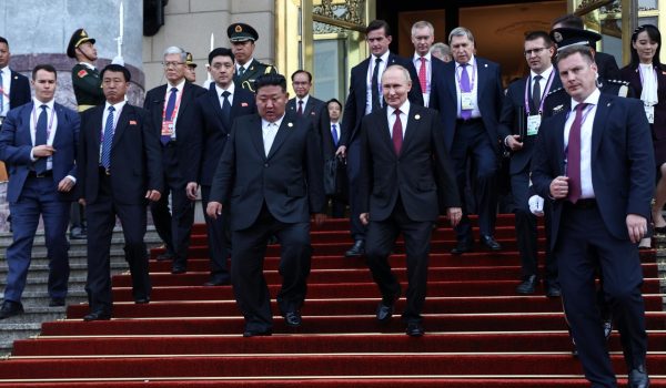 Putin y Kim bajan las escaleras