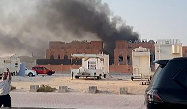 Esta captura de pantalla, tomada de una grabación de AFPTV, muestra una columna de humo tras las explosiones en Doha, la capital de Qatar. (Foto de Jacqueline PENNEY / AFPTV / AFP)