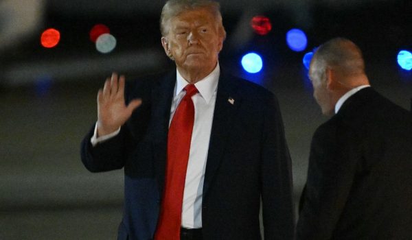 Donald Trump saludando