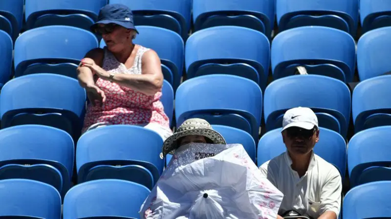 Señores australianos en graderías bajo el sol
