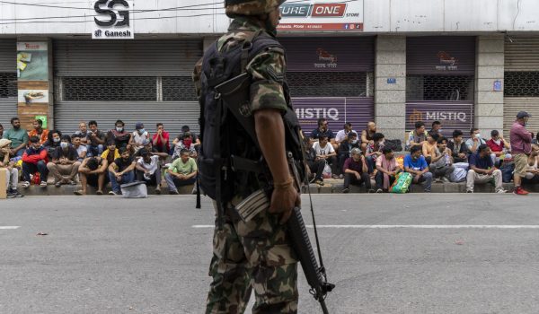 Soldado nepalí contra manifestantes