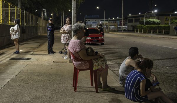 Un grupo de personas fue captado en la madrugada de este jueves, 25 de septiembre, al permanecer en las calle de Maracaibo por las réplicas sísmicas. EFE/Henry Chirinos