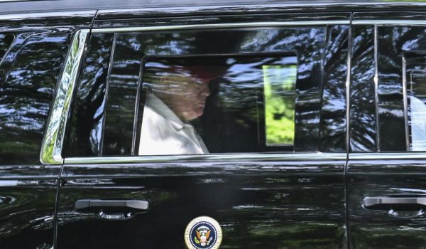 Trump sale en su auto blindado