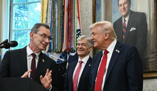 Donald Trump junto al director de Pfizer
