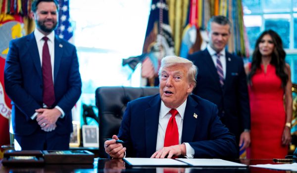 (De izq. a der.) El vicepresidente de Estados Unidos, J.D. Vance, el presidente de Estados Unidos, Donald Trump, Pete Hegseth, secretario de Defensa de Estados Unidos, y Kristi Noem, secretaria del Departamento de Seguridad Nacional de Estados Unidos (DHS), el 25 de agosto de 2025