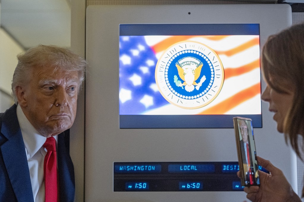 Trump dando entrevista a reportera 