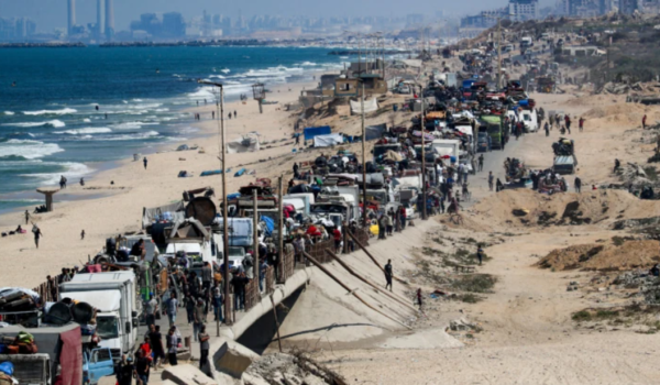 Una multitud de civiles huye de Ciudad de Gaza tras desatarse el asalto israelí. Mahmoud Issa / Reuters