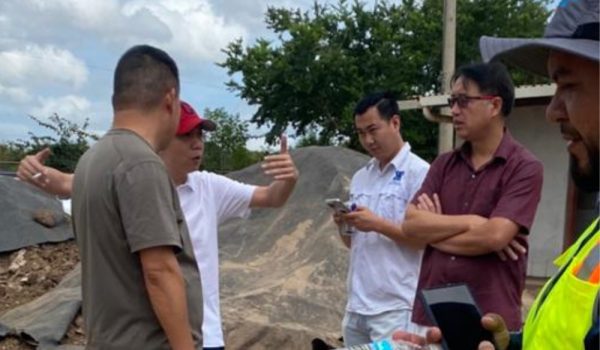 Personas de origen chino que se presentaron en el plantel BHMB el pasasdo 22 de agosto. Algunos llevaban camisas con el emblema de la empresa Zhong Fu Development. Foto cortesía