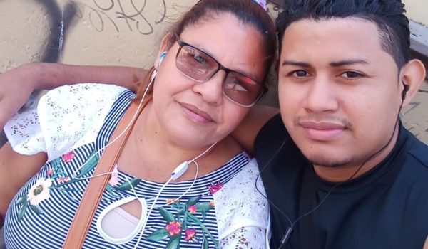 Yadira Córdoba y su hijo Ronald, exiliados en Estados Unidos. LA PRENSA/ CORTESÍA