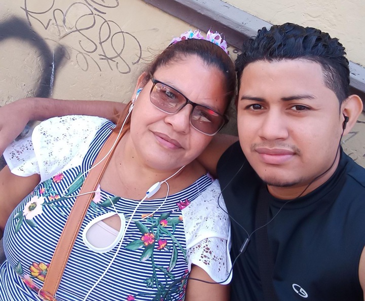 Yadira Córdoba y su hijo Ronald, exiliados en Estados Unidos. LA PRENSA/ CORTESÍA