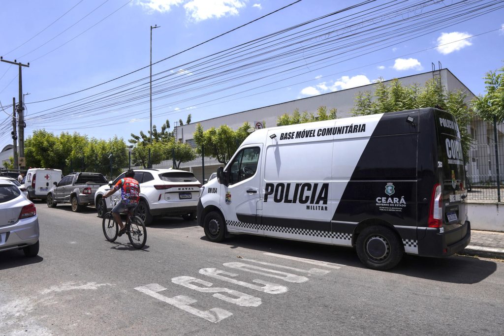 Carro policial cerca de la escuela brasileña donde ocurrió un tiroteo