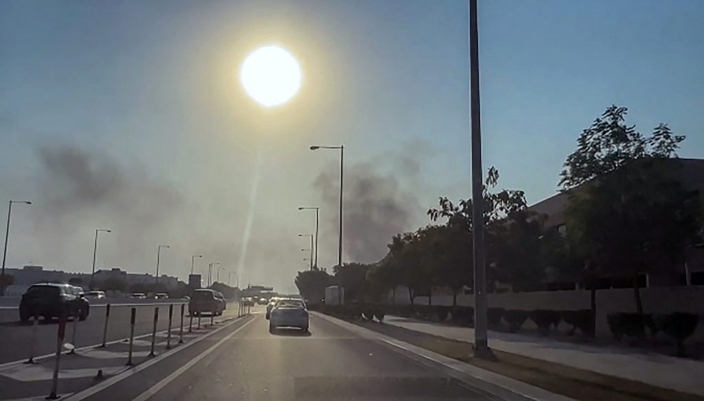 Esta captura de pantalla, tomada de una grabación de AFPTV, muestra una columna de humo tras las explosiones en Doha, la capital de Qatar. (Foto de Jacqueline PENNEY / AFPTV / AFP)