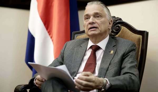 El canciller de Costa Rica, Arnoldo André, habla durante una entrevista con EFE este viernes, en San José (Costa Rica). EFE/Jeffrey Arguedas